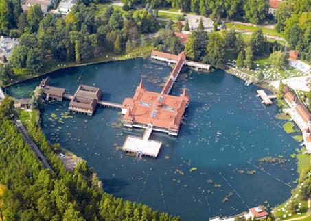 A Hévíz átfogó tóvédelmi program Költségvetés: 661 900 000 Ft Projekt időtartama: 2017 2020 A Hévízi-tó a világ legnagyobb biológiailag is aktív, természetes, tőzeg medrű termáltava, amely páratlan