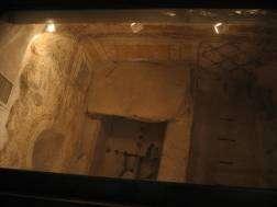 Cella Septichora A bazilika előtti téren található, üvegmennyezettel borított hétkaréjos keresztelő kápolnát, a Cella Septichorát 1927-ben fedezték fel.
