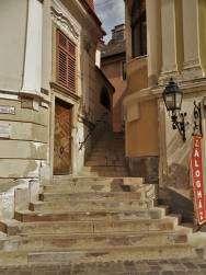 Majd a város egyik legkülönösebb utcáján, a Lépcső utcán át a székesfehérvári Szent István-székesegyházhoz, a Székesfehérvári egyházmegye