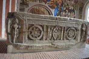 Az egyik ilyen kis udvarban egy zenélő órajáték áll, amelynek figurái a magyar történelem olyan királyi