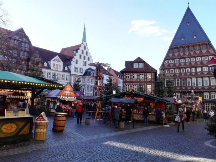 Hildesheim belvárosa Ami a közlekedést illeti, szemeszter kártyával ingyen utazhat az ember a városban, illetve rengeteg vasútvonalon is