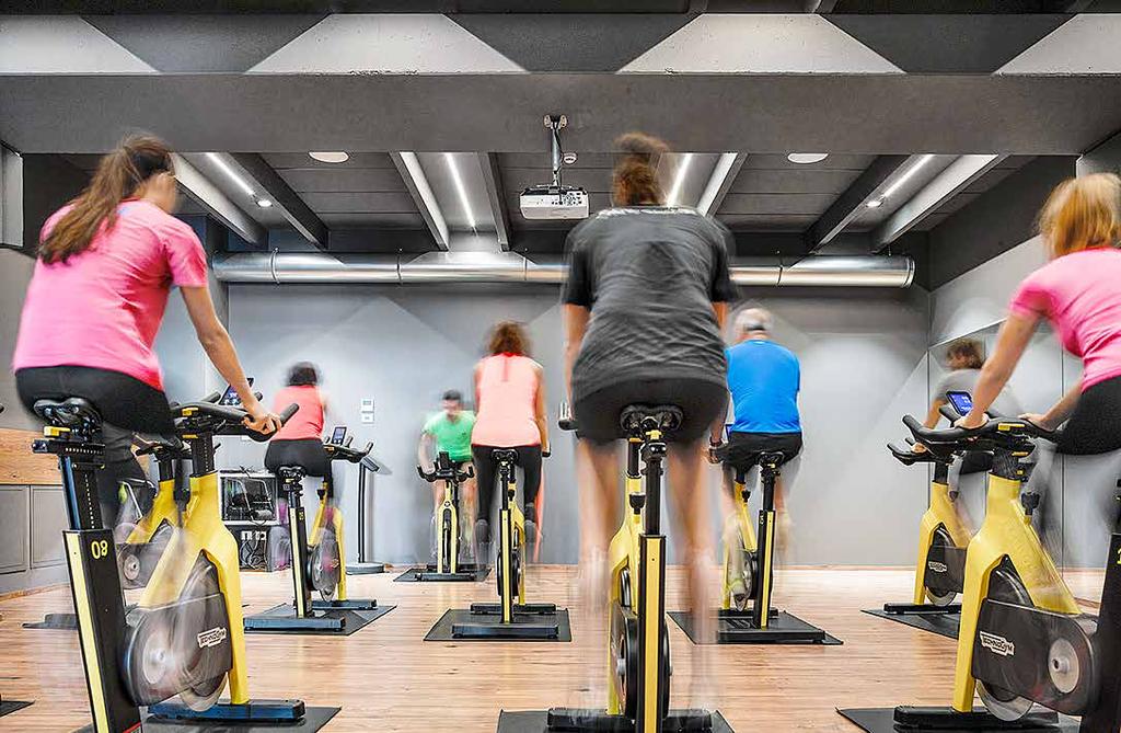 A FastLed tervezőiroda tervezte és szerelte fel a recepció, a sporteszközökkel felszerelt nyitott tér, az oktató stúdiók, valamint a gyógyfürdő és szépségszalon különböző igényeinek megfelelő