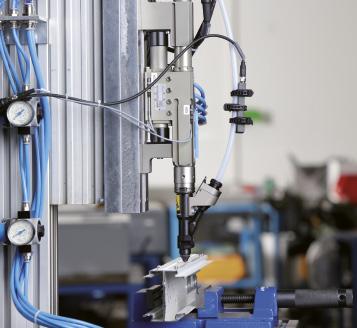WEBER Schraubautomaten Helyhez kötött csavarozástechnika Rögzített csavarozástechnika Az egyedi állomástól a csavarozórendszerig A WEBER csavarozó automaták együtt nőnek azokkal az