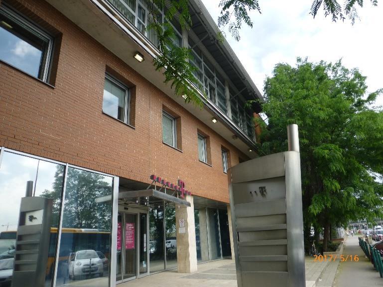 Valamennyi közműkapcsolat rendelkezésre áll. A fogyasztásmérés saját mérőórákkal történik. Épületek A épület A Telekom központjának egyik meghatározó A kategóriás irodaépülete. Építési éve 2001.