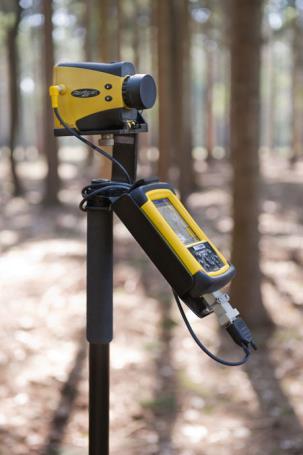 térképezési lehetőséget. A svájci Leica cég Disto lézeres távmérősorozatának S910-es műszertípusa, amely már a magassági szög és távmérés mellett vízszintes szögelfordulás meghatározására is alkalmas.