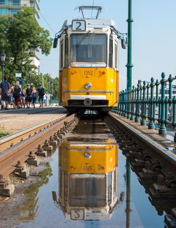 Főbb e-mobilitási projektek M1 metró fejlesztés 2-es villamos komplex felújítása Külső Bécsi úti villamos kialakítása Fogaskerekű vasút fejlesztése P+R parkolókba elektromos töltők telepítése