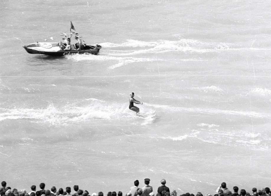 FOTÓ 50 A Pesti Est és a urányi Ház bemutatja: F Augusztus 20-i vízi és légi parádé a Széchenyi rakparttól nézve, vízisí bemutató. Fotó: 1960., www.fortepan.