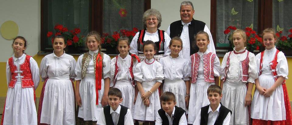 12 A Szederinda citeracsoport A Szederinda citeracsoport 2006-ban alakult Széman Rózsa vezetésével, a Báthory István Alapítvány ifjúsági, hagyományőrző tagozatának népzenei szakcsoportjaként, Báthory