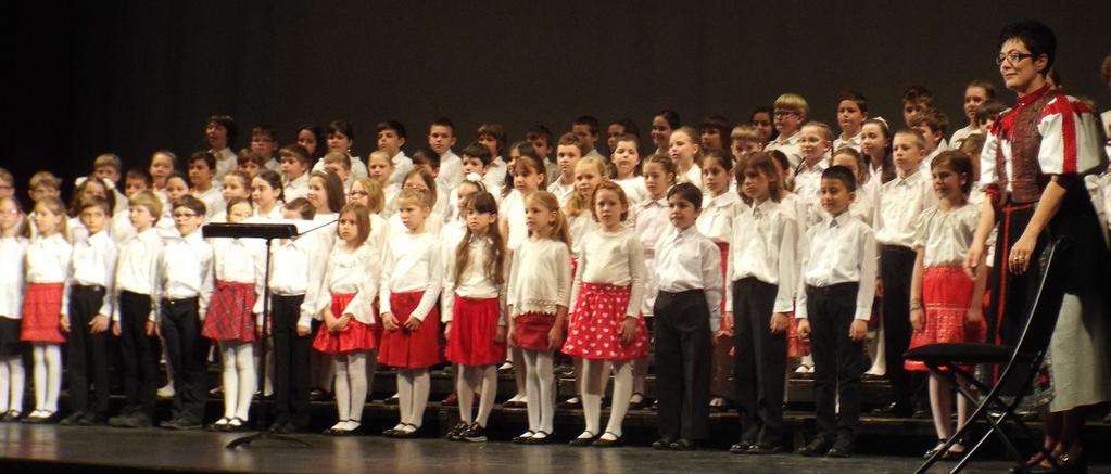 14 A kolozsvári Sigismund Toduţă Zenei Főgimnázium Gyermekkara Karnagy: Kállay M.