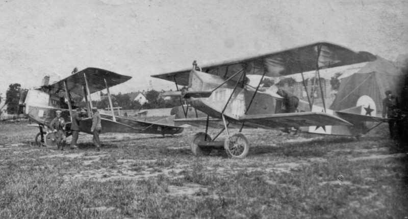 I vadászgép Pásztón 1919 májusában, a pilóta valószínűleg Kovács Ferenc (Winkler Aero Archív) A 169.