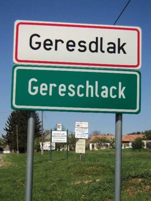 településen alulról formálódó vagy az önkormányzat munkájától függetlenül alakuló társadalmi folyamatra reflektálnak a közös térben. E két irány egybeolvadásának is megtaláljuk szemléletes példáit.