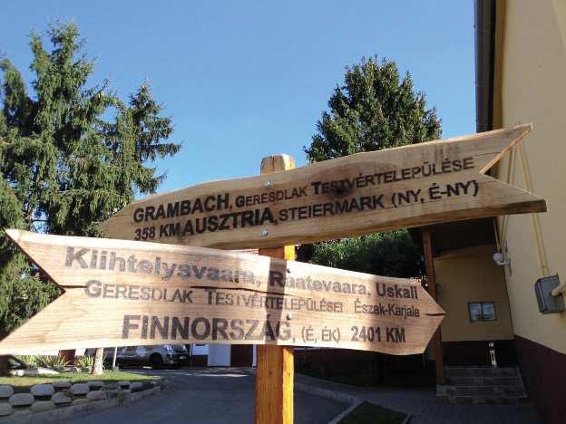 A különböző kulturális intézményekhez vezető, azonos vizuális kivitelezésű útbaigazító táblákba a település több 4. kép: sztenderdizált útbaigazító tábla pontján is beleütközhetünk (4. kép).