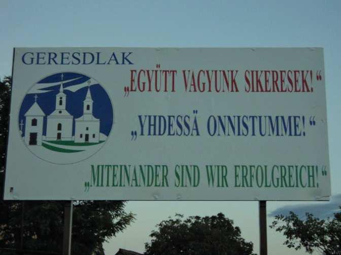 szóló prospektusok visszaköszönő eleme lett, hanem a nyelvi tájképben is megjelenik, méghozzá, a sztenderdizált feliratokkal