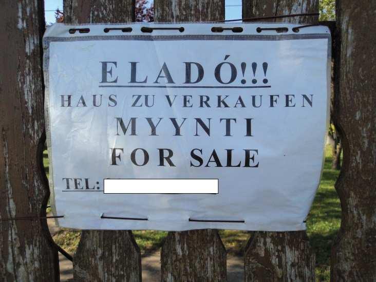 A nyilvános térben álló hirdetőfelületen látható bal oldali, egynyelvű finn felirattal egy pécsi masszőr hirdeti magát (hierontaa masszázs ), míg mellette a falu nyári gyerektáborában készült rajz és