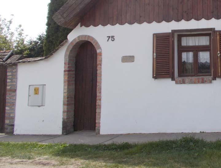 Építészeti útmutató 25 MAI PÉLDÁK 6 Hagyományos parasztház felújításoknál törekedjünk arra, hogy az épület megőrizze az