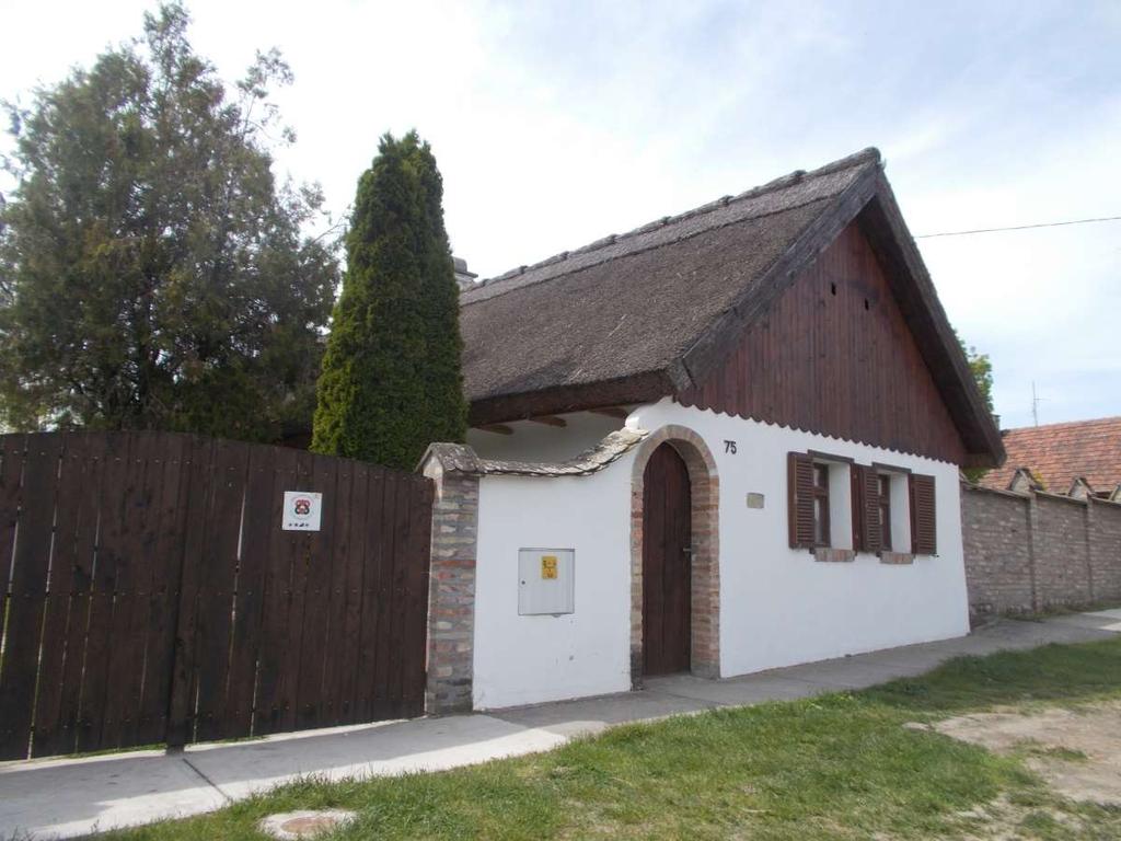 5 Mai példák 15 ÉPÍTÉSZETI ÚTMUTATÓ, AJÁNLÁSOK Arra a kérdésre, mitől szép egy lakóház, nem lehet egy mondatban válaszolni.