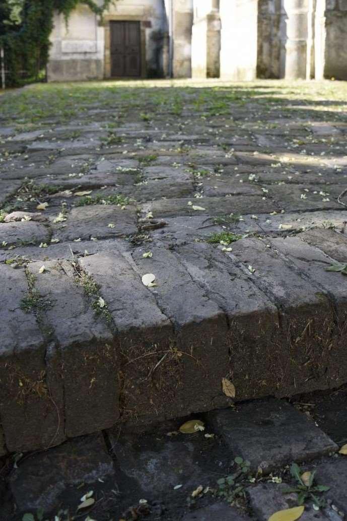 JÁRDÁK, BURKOLATOK Mai példák 33 A püspökpusztai templom,