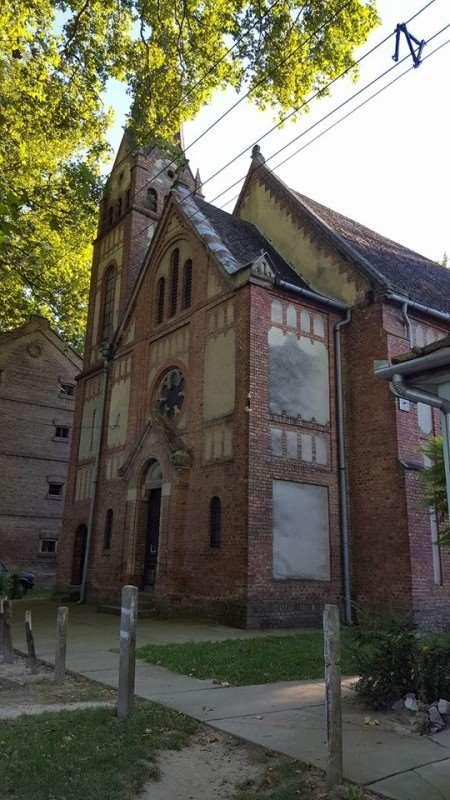 A település bemutatása 7 A püspökpusztai hídon átkelve a Ferenc csatorna partján találjuk a Jézus szíve templomot.