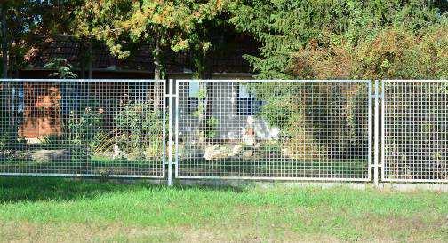 A falusias településrészen általában áttört kerítéseket találunk,
