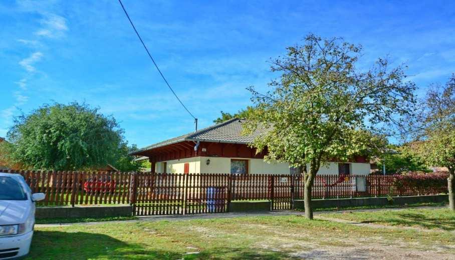 során az eredeti homlokzat karaktere megváltozott, befalaztak, átalakítottak