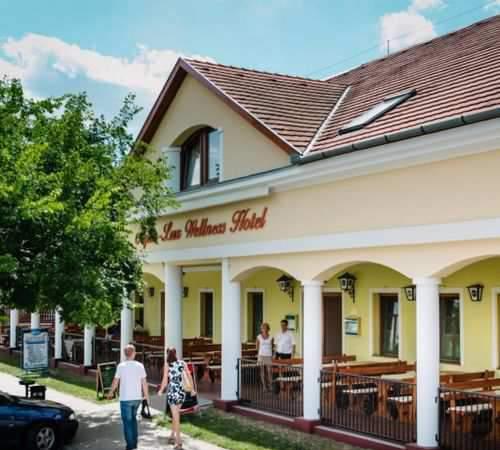 A szállodák, többszintes apartmanházak a település központjában helyezkednek el, léptéküknél fogva hatással vannak a