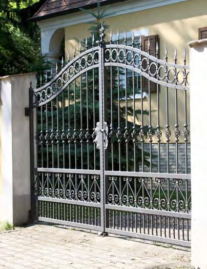 Tetszőleges anyagú, de fa mintázatú, vagy fegyverzetű, víztiszta, vagy matt síküvegezésű, osztott ablakok beépítése