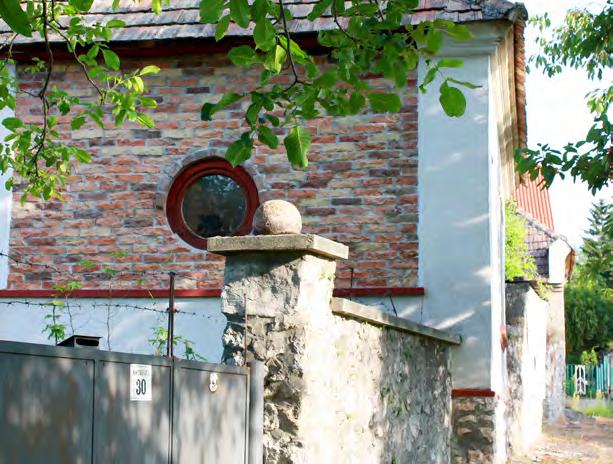 30 Ajánlások HOMLOKZATKÉPZÉS Az épületeink burkolása, vakolatának színezése, megmunkálása mindig is kedvelt tulajdonosi eszköz volt településünkön. Használjuk bátran, de figyeljünk a végső összképre!