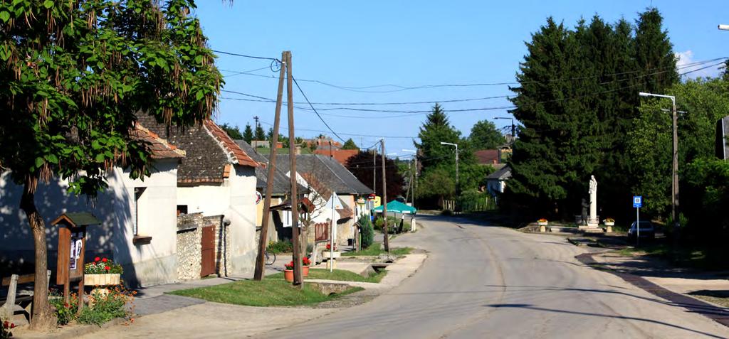 8 HIRDETÉSEK, REKLÁMTÁBLÁK Különösen egy kisebb település esetében, a különböző hírdetőtáblák és reklámfelületek stílusa, formája és elhelyezése eléggé meghatározó lehet a településképi szempontból.