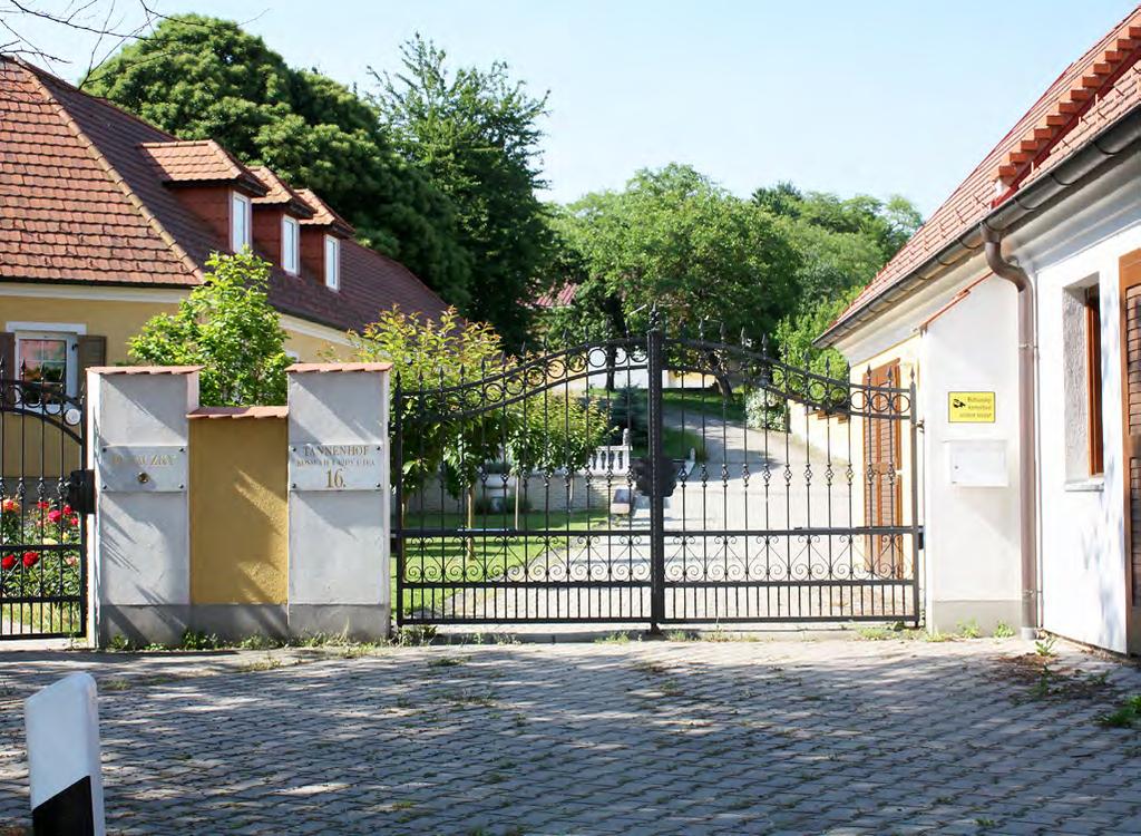 Ezért, ha újabb szép ház születik, az bekerülhet, sőt be is kell, hogy kerüljön a könyvbe, hogy ezáltal büszke lehessen rá építtetője, tervezője,