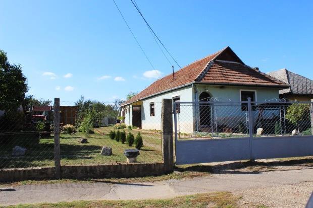 közel azonos