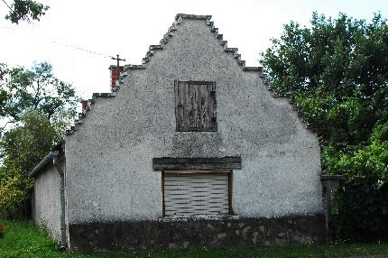 képen is látható, kétszintes