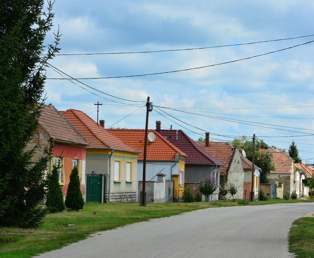 ideköltöznek, megmutassuk azokat az épületeket, kerítéseket, kerteket stb.
