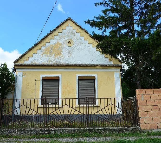 Az utcai homlokzaton lévő két kis, osztott faablakot ne cseréljük nagyobbra, ne helyezzünk elé külső tokos, műanyag redőnyt, betekintés elleni védelemnek inkább zsalutábla, vagy