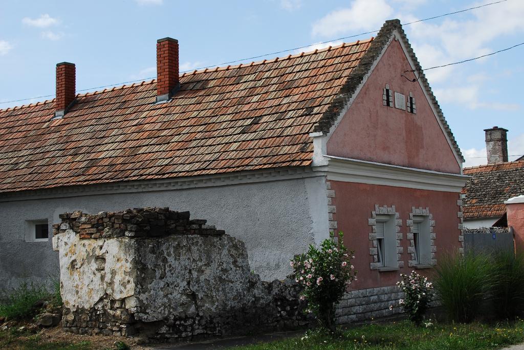 ÖRÖKSÉGÜNK 3 7 Borszörcsök olyan község, amely szőlőtermesztéshez kapcsolódó évszázados kultúráját a közelben lévő Somlónak köszönheti.