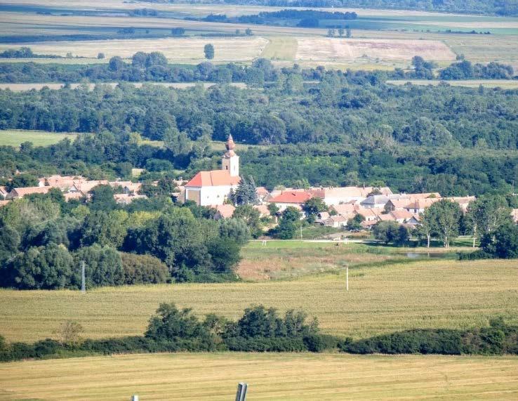 A szentély keskenyebb és alacsonyabb a