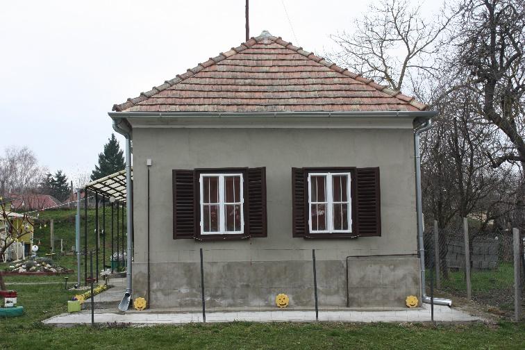 épület vagy lapostetős ház.