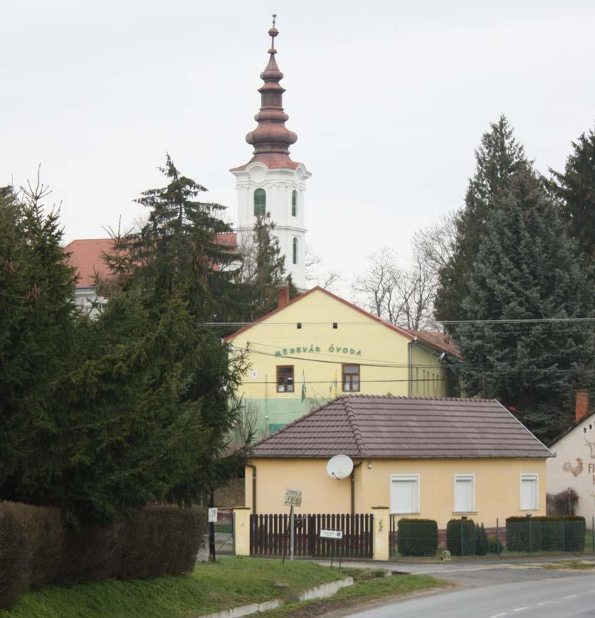 Déli oldalához a bejárat előtt négyzetes alaprajzú, három oldalán kosáríves záródású nyílásokkal megnyitott, kontytetős előcsarnok