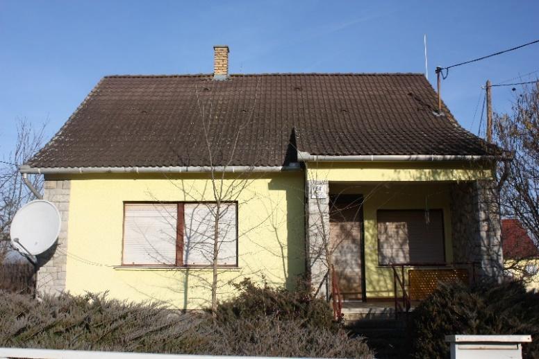 A világos homlokzati falakba sötét színű nyílászárók beépítése tanácsos, valamint a homlokzattal