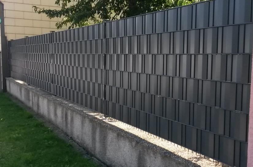 Kerülendő a fém áttört kerítéseket nád és egyéb belátásgátló
