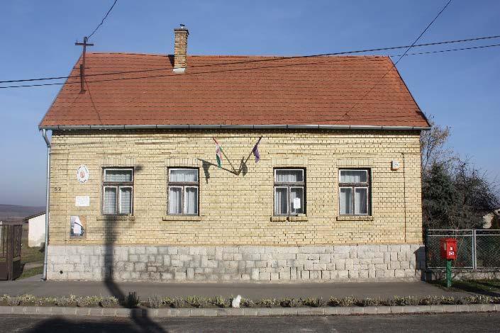 szempontok alapján illeszkedő építményekkel.