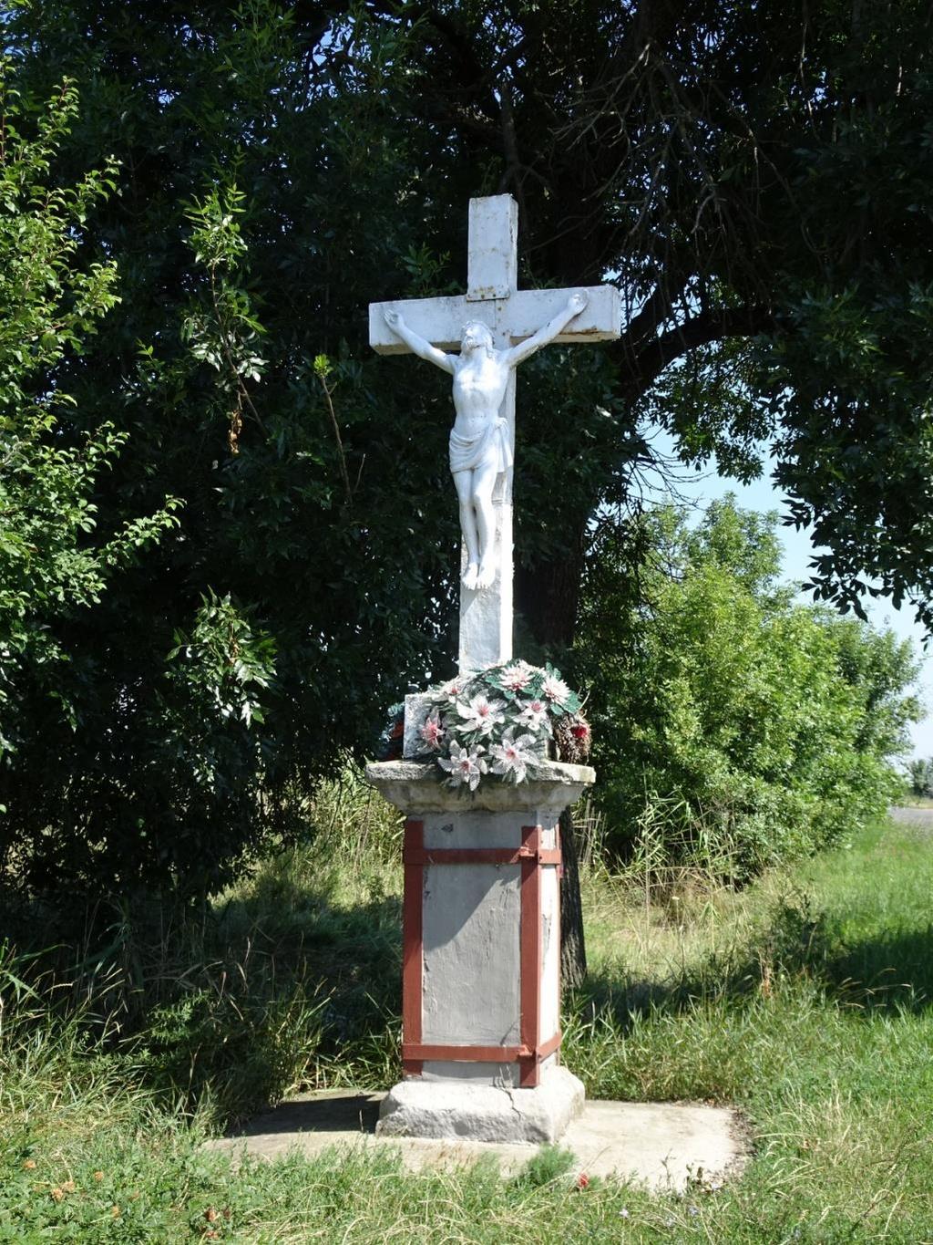 Besenyszög határában 13 db kereszt található, amelyek búcsújáróhelyek voltak. Jelesebb ünnepek idején ide zarándokoltak körmenet alkalmával a hívek.
