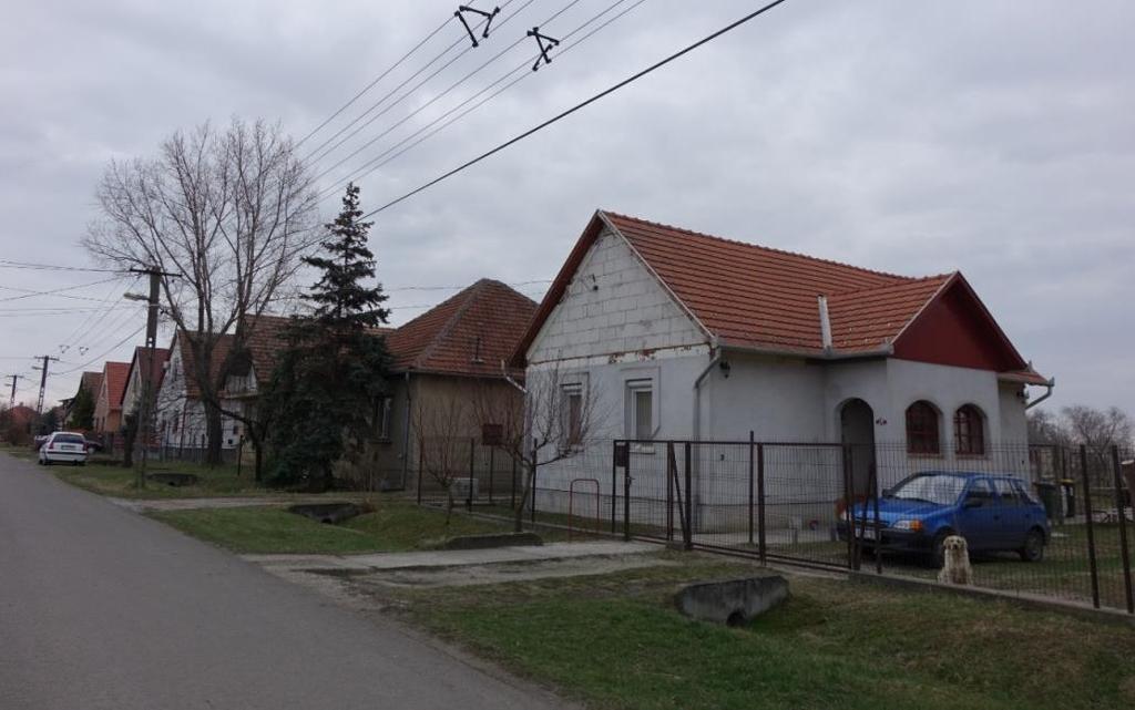 Egy-egy utca vagy utcaszakasz hasonló képet mutat, sok helyen a tetőhajlásszögek, épületmagasságok és