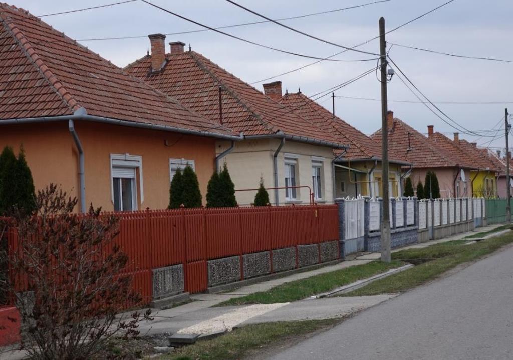 Egyes utcák azonos beépítési jellegűek, így Besenyszög nagy részére a sátortetős kockaház jellemző.