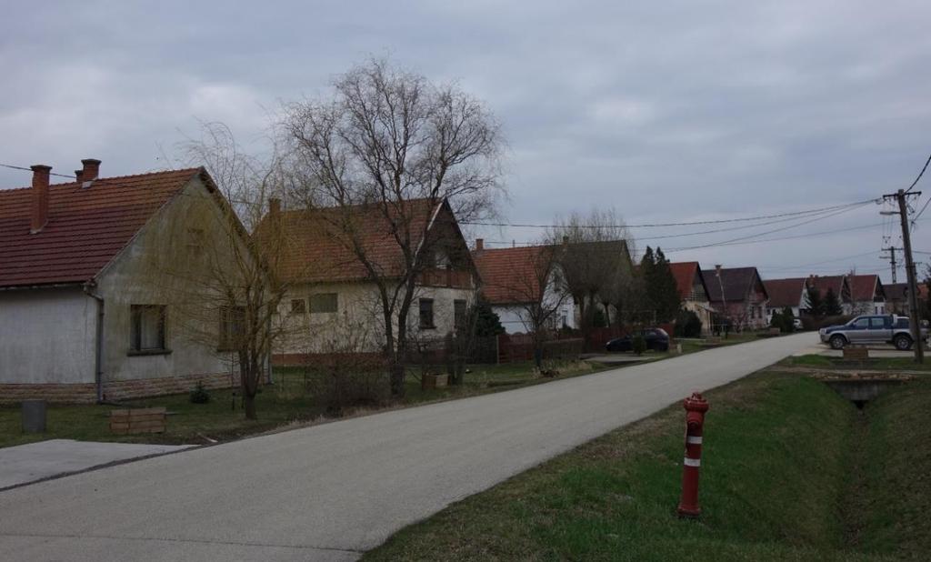 utóbbi időkben a legújabban kialakított utcákon földszintes nagyobb alapterületű családi házakat.