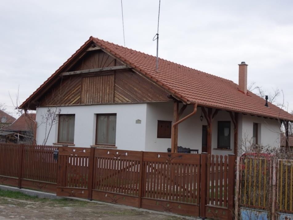 ÉPÜLETRÉSZLETEK TORNÁCOK, ELŐTEREK Besenyszögön ma már nem jellemző a tornác.