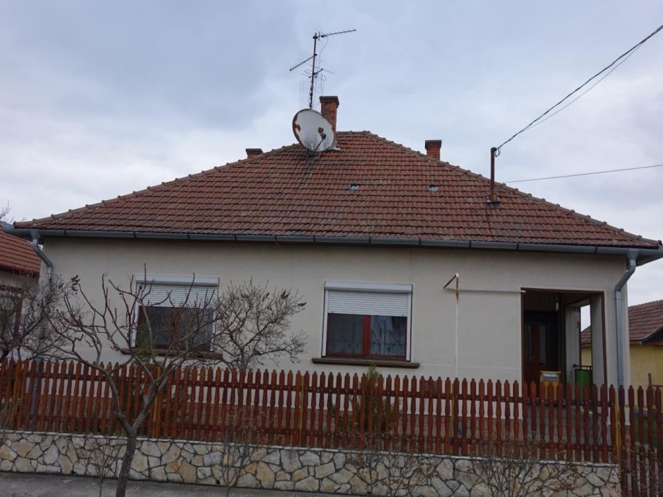 A tornác újragondolásának egyik jó példája új épületnél, mely stílusjegyeiben őrzi a régi népi lakóházak