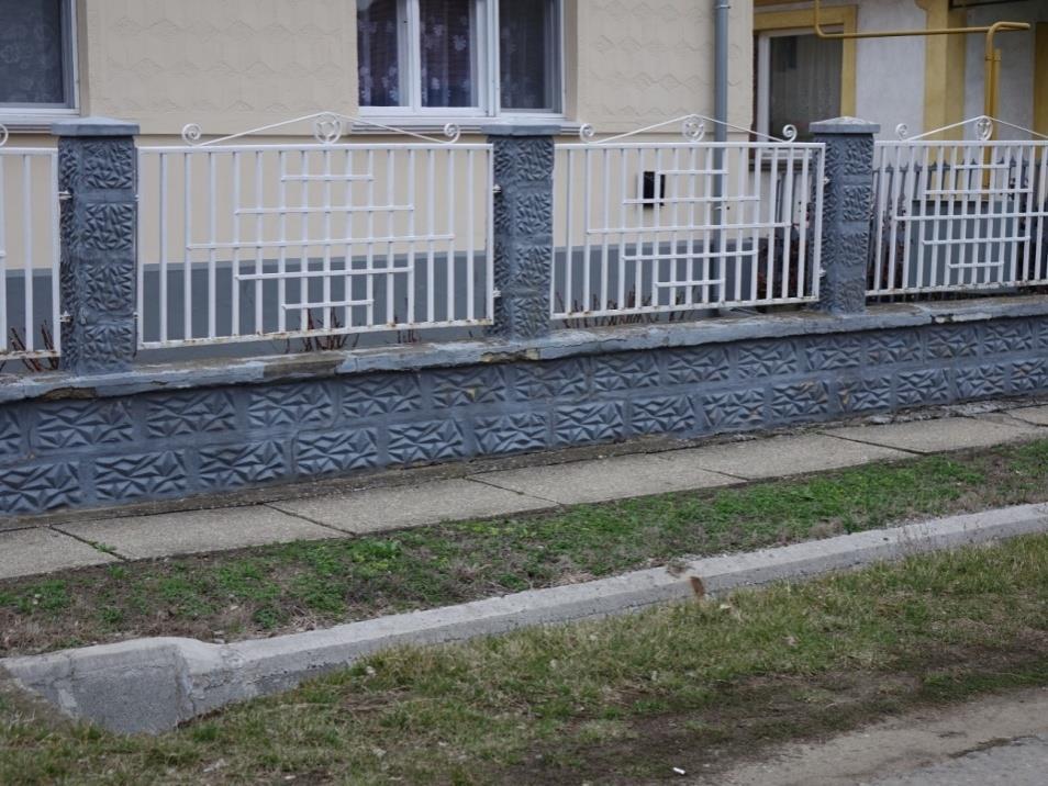 KERÍTÉSEK A kerítések Besenyszögön sokfélék, azonban utcán belül áttört kivitelűek, magasságuk közel azonos.