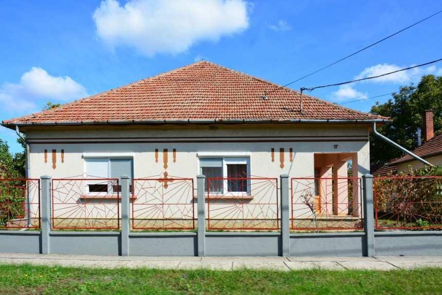 Az eredeti telepítés az utcára merőleges volt, ami a II. világháború után készült épületek esetén már megváltozott. A lakóházak előkerttel kapcsolódnak a közterülethez.
