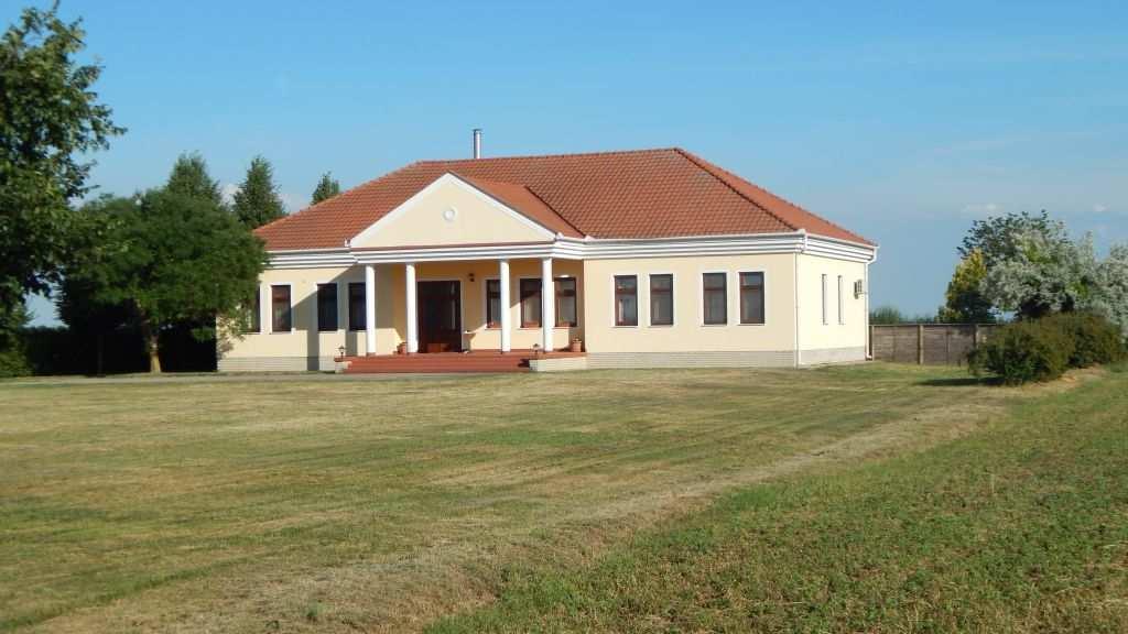 világháború után, amelyeknek homlokzati kialakítása változatos.