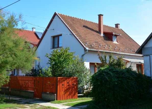 II. világháború után épült épületek jelentik.